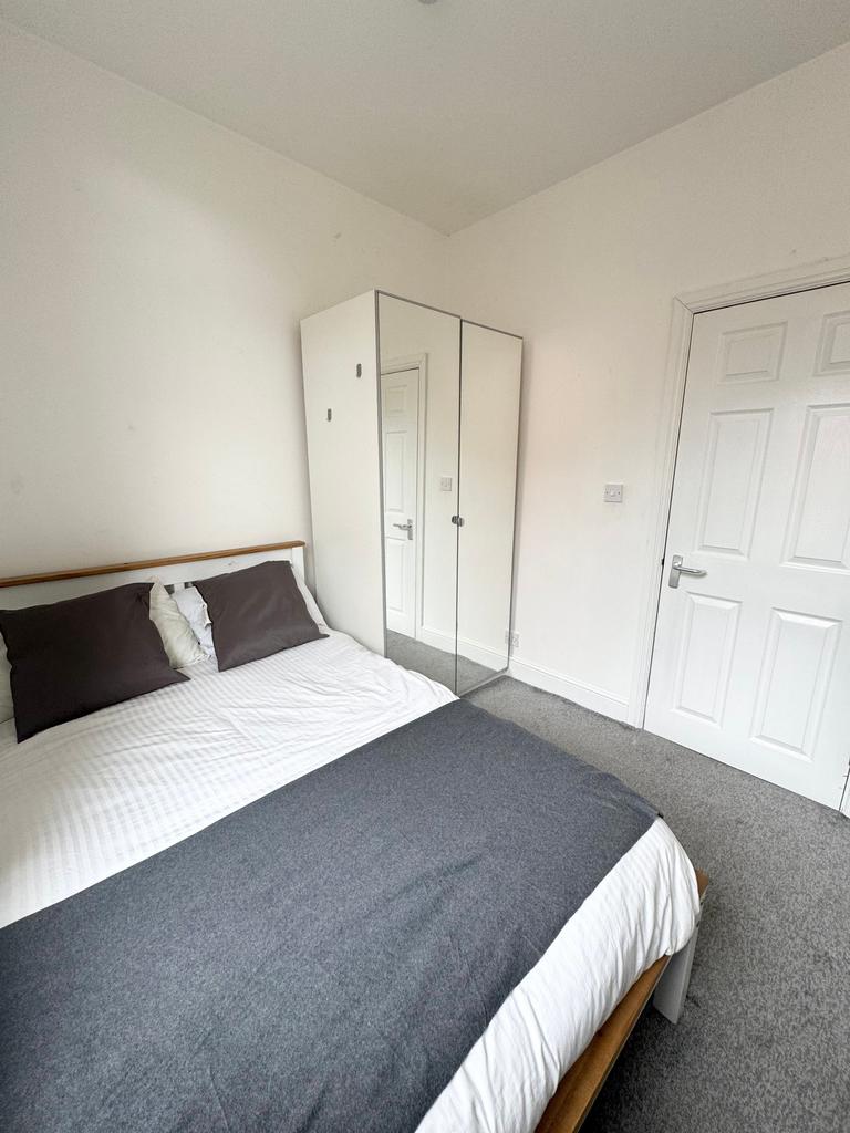 Apartment in Leeds, West Yorkshire - View 5