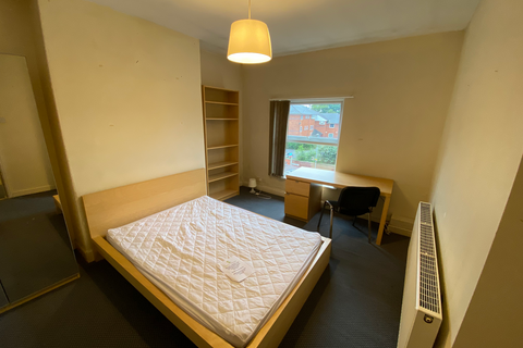 2 bedroom flat to rent, Flat 5, 7 Kelso Road, LS2 9PR