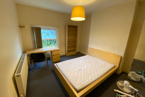 2 bedroom flat to rent, Flat 5, 7 Kelso Road, LS2 9PR