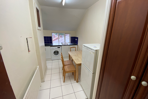 2 bedroom flat to rent, Flat 5, 7 Kelso Road, LS2 9PR