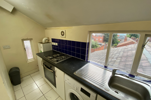 2 bedroom flat to rent, Flat 5, 7 Kelso Road, LS2 9PR