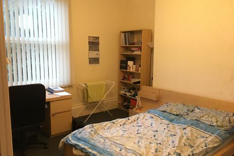 2 bedroom flat to rent, Flat 3, 7 Kelso Road, LS2 9PR