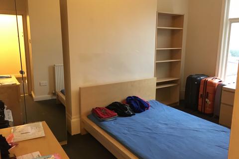 2 bedroom flat to rent, Flat 3, 7 Kelso Road, LS2 9PR