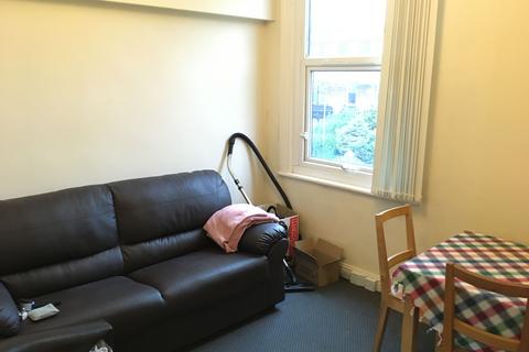 2 bedroom flat to rent, Flat 3, 7 Kelso Road, LS2 9PR
