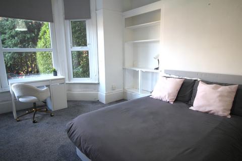 2 bedroom flat to rent, Flat 1, 7 Kelso Road, LS2 9PR