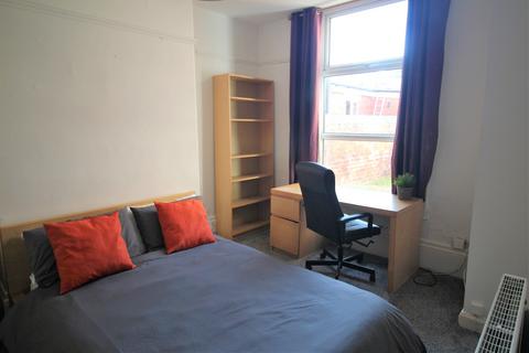 2 bedroom flat to rent, Flat 1, 7 Kelso Road, LS2 9PR