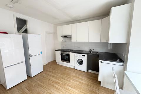 4 bedroom house to rent, 66 Manor Drive, LS6 1DD
