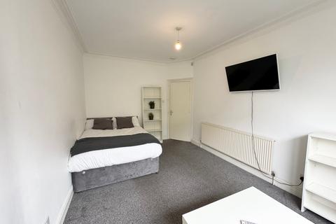4 bedroom house to rent, 66 Manor Drive, LS6 1DD