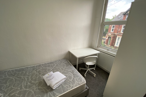 undefined, Flat 4, 6 Chestnut Avenue, LS6 1BA