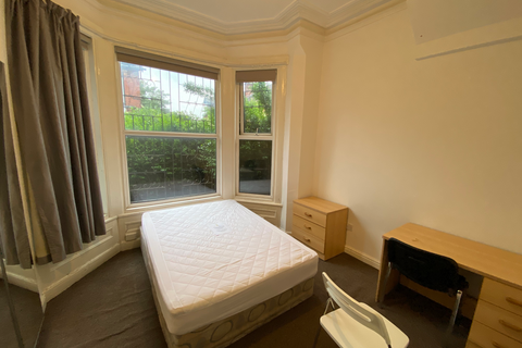 2 bedroom flat to rent, Flat 1, 6 Chestnut Avenue, LS6 1BA