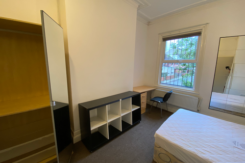 2 bedroom flat to rent, Flat 1, 6 Chestnut Avenue, LS6 1BA