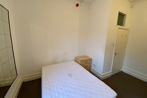 2 bedroom flat to rent, Flat 1, 6 Chestnut Avenue, LS6 1BA