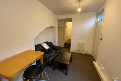 2 bedroom flat to rent, Flat 1, 6 Chestnut Avenue, LS6 1BA