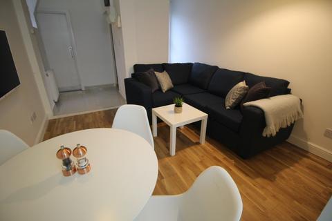 2 bedroom flat to rent, Basement Flat, 53 Clarendon Road, LS2 9NZ