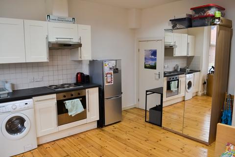 Studio to rent, 51 Clarendon Road