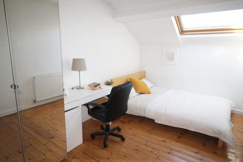 2 bedroom flat to rent, Flat 4, 51 Clarendon Road, LS2 9NZ