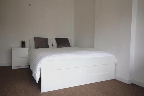 3 bedroom house to rent, 42 Kelso Gardens, LS2 9PS