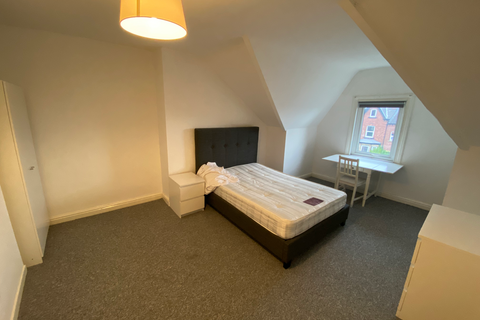 4 bedroom flat to rent, 26 Kelso Road