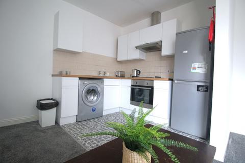 3 bedroom flat to rent, Flat 3, 23 Clarendon Place, LS2 9JN