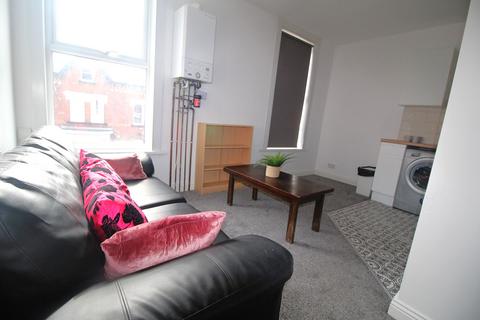 3 bedroom flat to rent, Flat 3, 23 Clarendon Place, LS2 9JN
