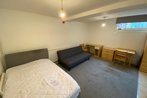 Flat 9, 221 Woodhouse Street, LS6 2UZ