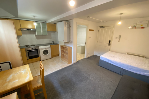 undefined, Flat 9, 221 Woodhouse Street, LS6 2UZ