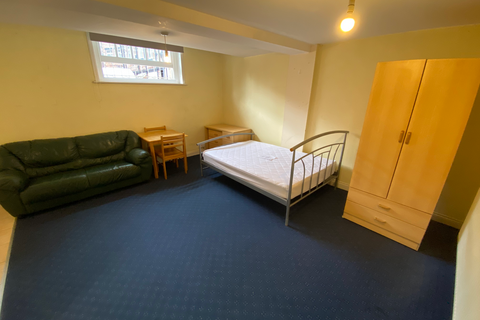 undefined, Flat 8, 221 Woodhouse Street, LS6 2UZ
