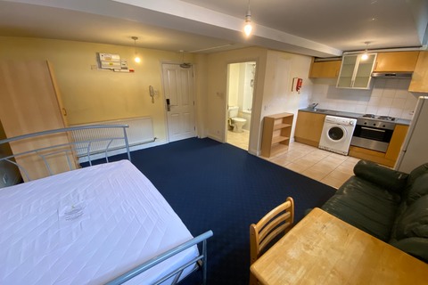 undefined, Flat 8, 221 Woodhouse Street, LS6 2UZ