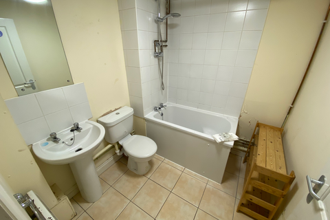 undefined, Flat 8, 221 Woodhouse Street, LS6 2UZ
