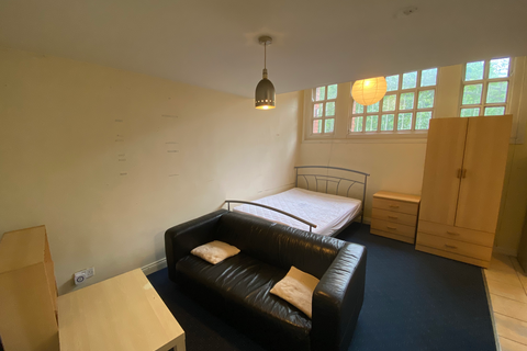 undefined, Flat 5, 221 Woodhouse Street, LS6 2UZ