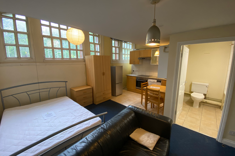 undefined, Flat 5, 221 Woodhouse Street, LS6 2UZ
