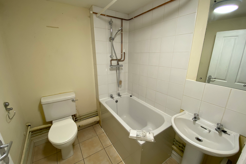 undefined, Flat 5, 221 Woodhouse Street, LS6 2UZ