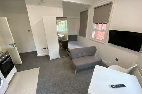 undefined, Flat 17, 221 Woodhouse Street, LS6 2UZ