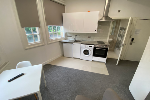 undefined, Flat 17, 221 Woodhouse Street, LS6 2UZ