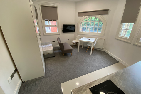 undefined, Flat 17, 221 Woodhouse Street, LS6 2UZ