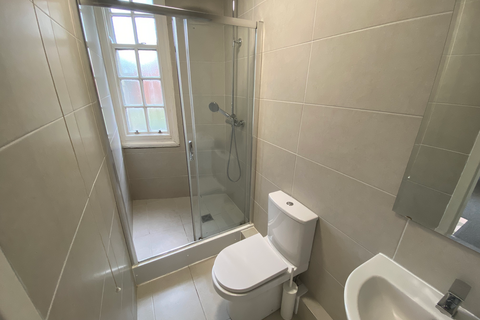 undefined, Flat 17, 221 Woodhouse Street, LS6 2UZ