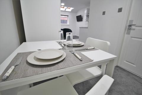 undefined, Flat 15, 221 Woodhouse Street, LS6 2UZ