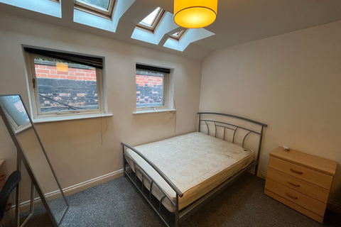 undefined, Flat 14, 221 Woodhouse Street, LS6 2UZ
