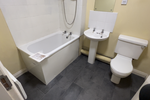 undefined, Flat 16, 221 Woodhouse Street, LS6 2UZ