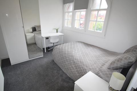 1 bedroom flat to rent, Flat 18, 221 Woodhouse Street, LS6 2UZ