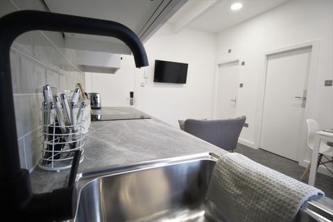 1 bedroom flat to rent, Flat 18, 221 Woodhouse Street, LS6 2UZ