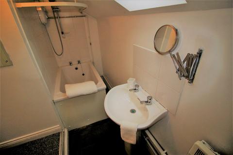 Flat 11, 221 Woodhouse Street, LS6 2UZ