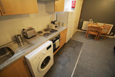 1 bedroom flat to rent, Flat 11, 221 Woodhouse Street, LS6 2UZ