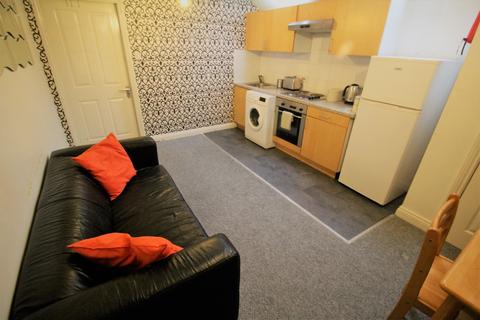 1 bedroom flat to rent, Flat 11, 221 Woodhouse Street, LS6 2UZ