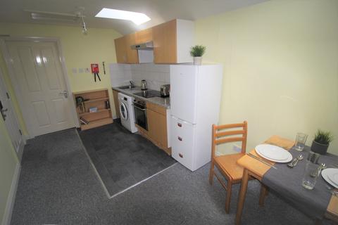 1 bedroom flat to rent, Flat 18, 221 Woodhouse Street, LS6 2UZ
