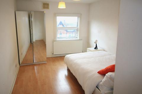 Flat 3, 22 Kelso Road, LS2 9PR