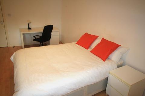 2 bedroom flat to rent, Flat 3, 22 Kelso Road, LS2 9PR