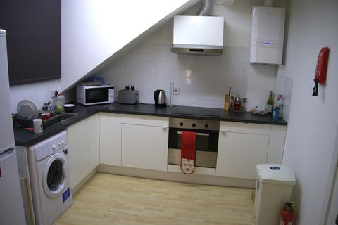 2 bedroom flat to rent, Flat 5, 16 Kelso Road, LS2 9PR