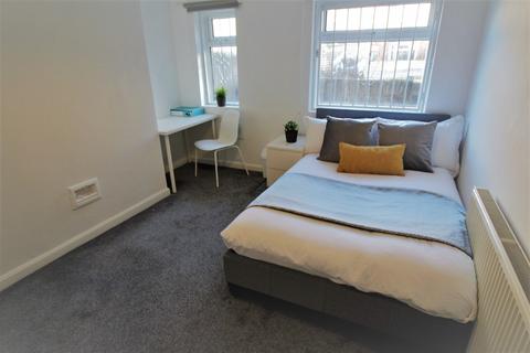 2 bedroom flat to rent, Basement Flat, 16 Kelso Road, LS2 9PR