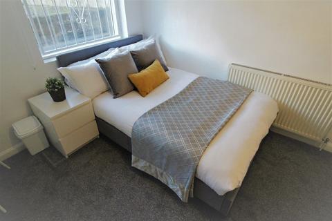 2 bedroom flat to rent, Basement Flat, 16 Kelso Road, LS2 9PR